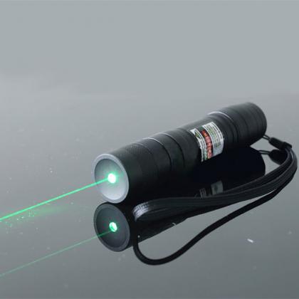 激安 100mWグリーンレーザーポインター 緑色強力レーザー懐中電灯 調焦可能 For野外旅行・冒険 航空機用アルミ製