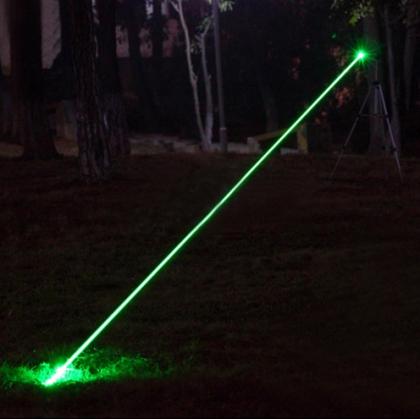 超強力 2000mwグリーンレーザーポインターマッチに火をつけるレーザーポインター天体距離自作レーザー照明 天体観測レーザー多機能 HTPOW