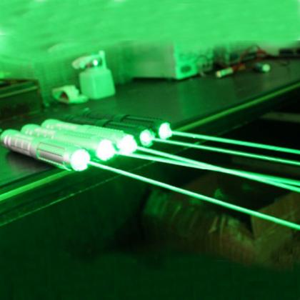 超強力レーザーポインター5000MW 天体レーザーライト 調節可能な焦点緑色レーザー懐中電灯　建築現場用レーザーポインター カラス対策 自作 レーザー照明 ポイント爆竹　マッチを点す